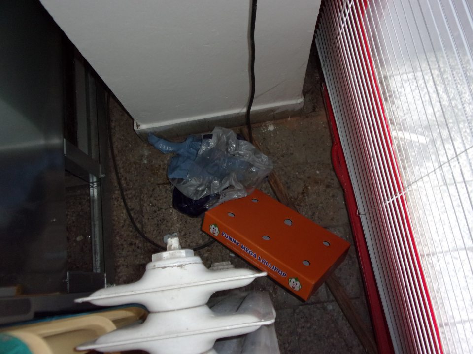 Nahromadené nečistoty za radiátorom v prevádzke.