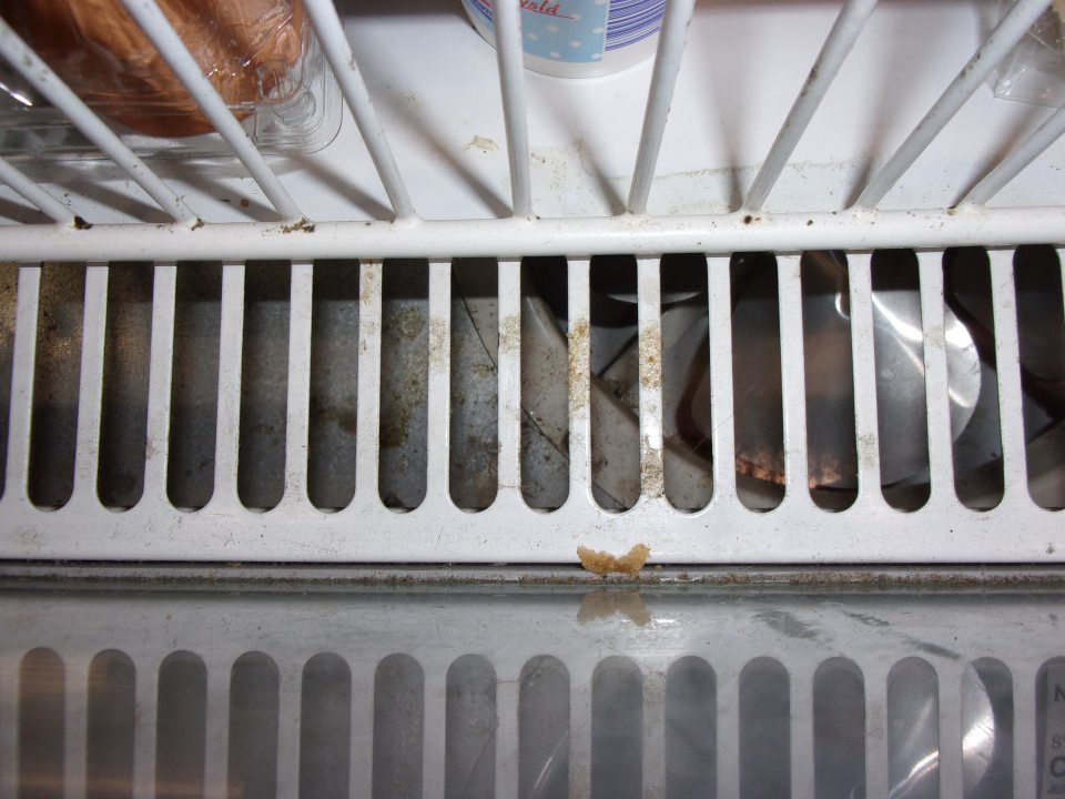 Znečistené chladiace zariadenie na predajnej ploche.