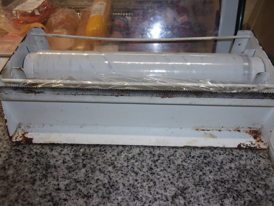 Hrdzavý držiak na potravinovú fóliu.