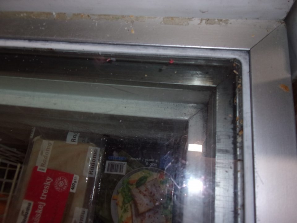 Znečistené mraziace zariadenie na predajnej ploche.