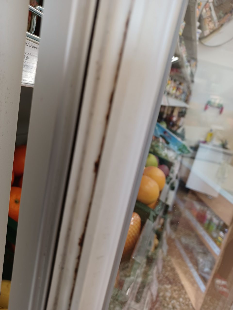 Tesnenie dverí chladničky na zeleninu.