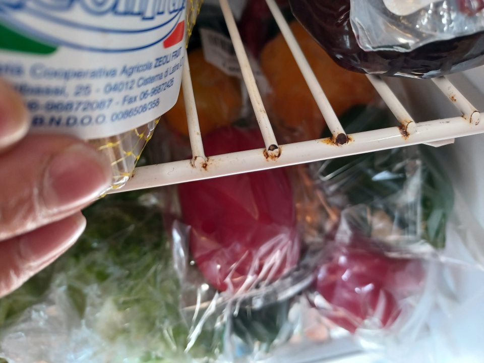 Hrdzavá mriežka v chladničke na zeleninu,