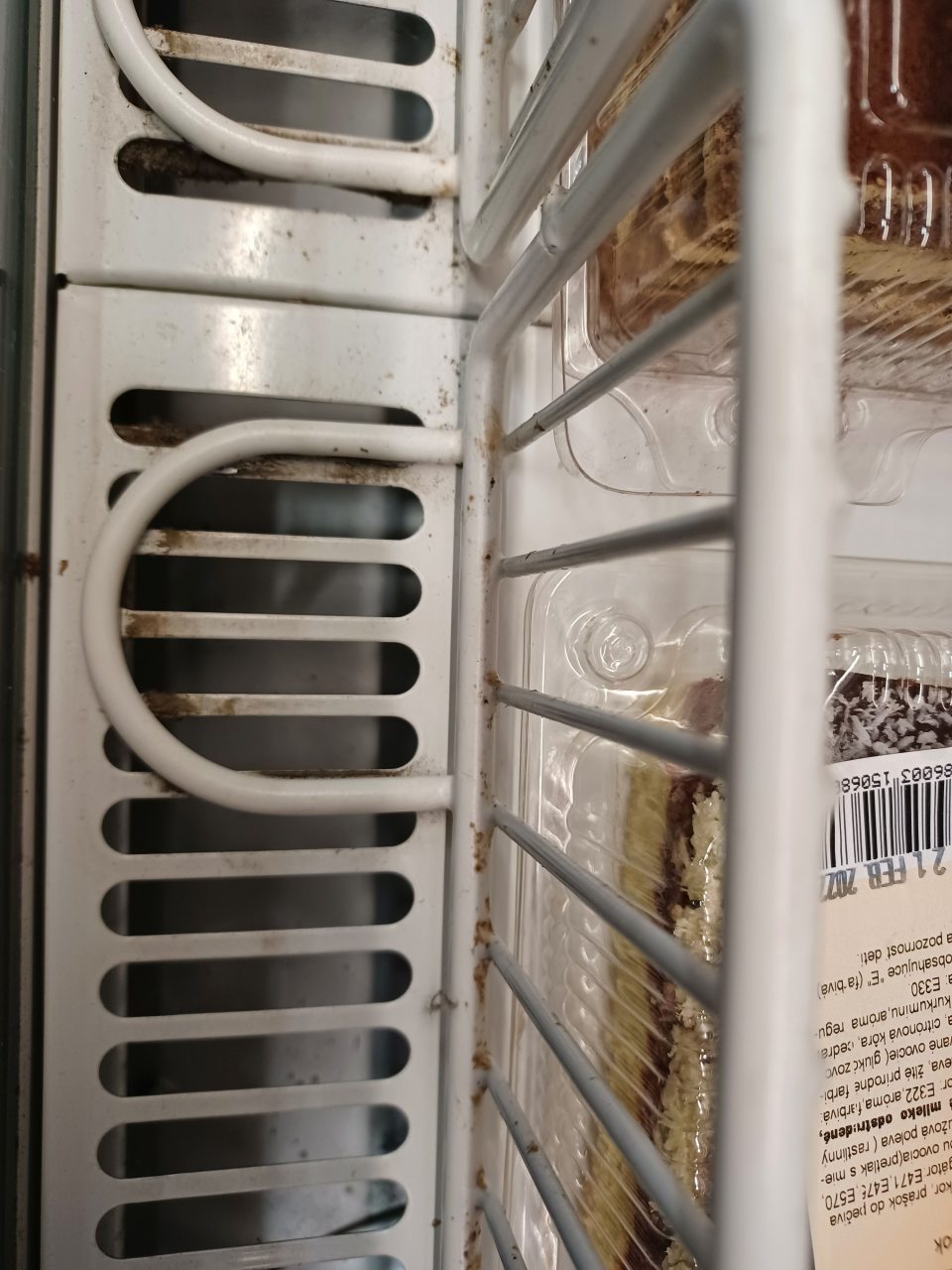 Znečistená mriežka na chladiacej vitríne.