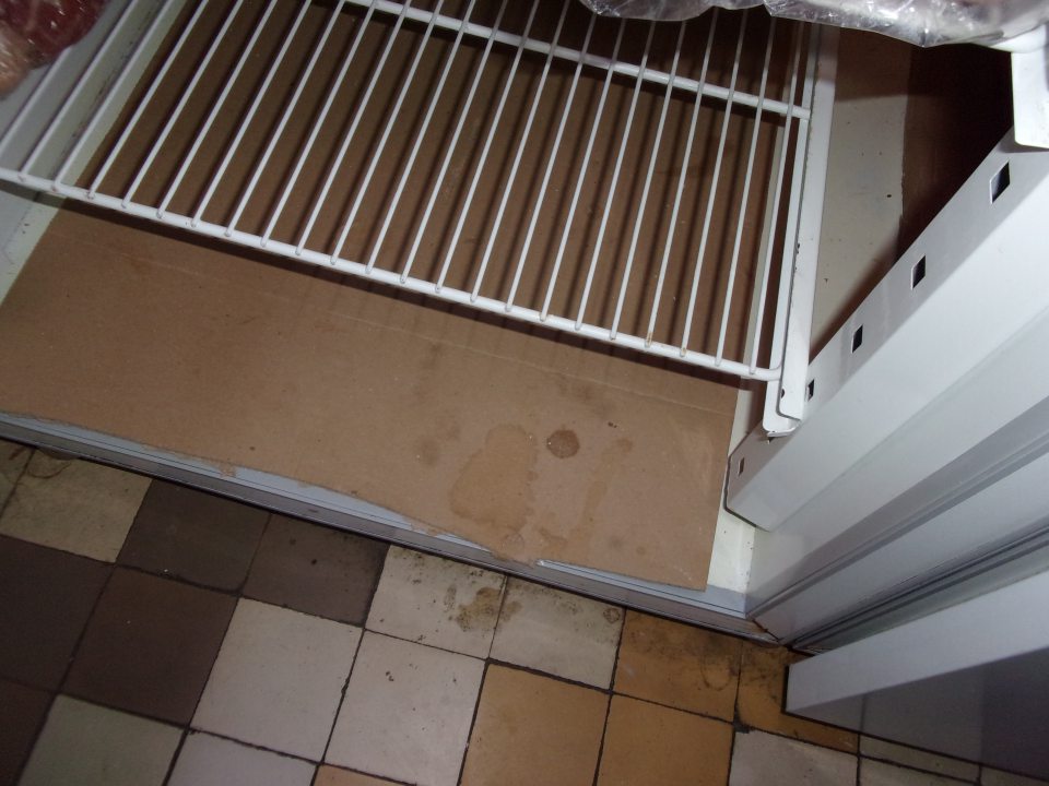 Kartón, ako podložka v chladničke.