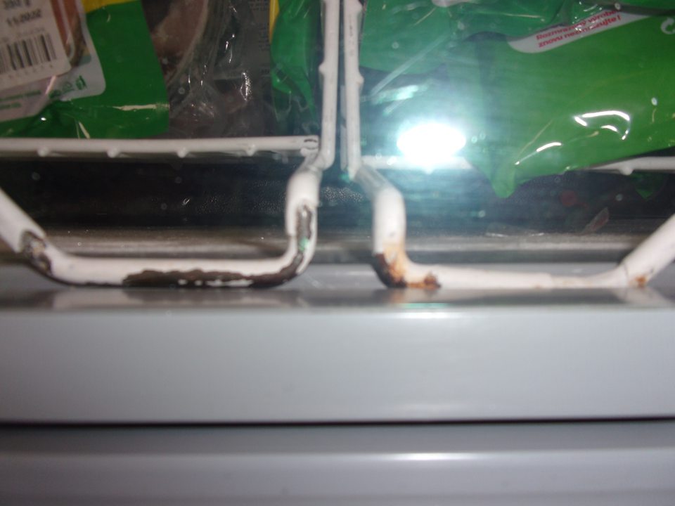 Koše v mraziacom boxe majú poškodený povrch.