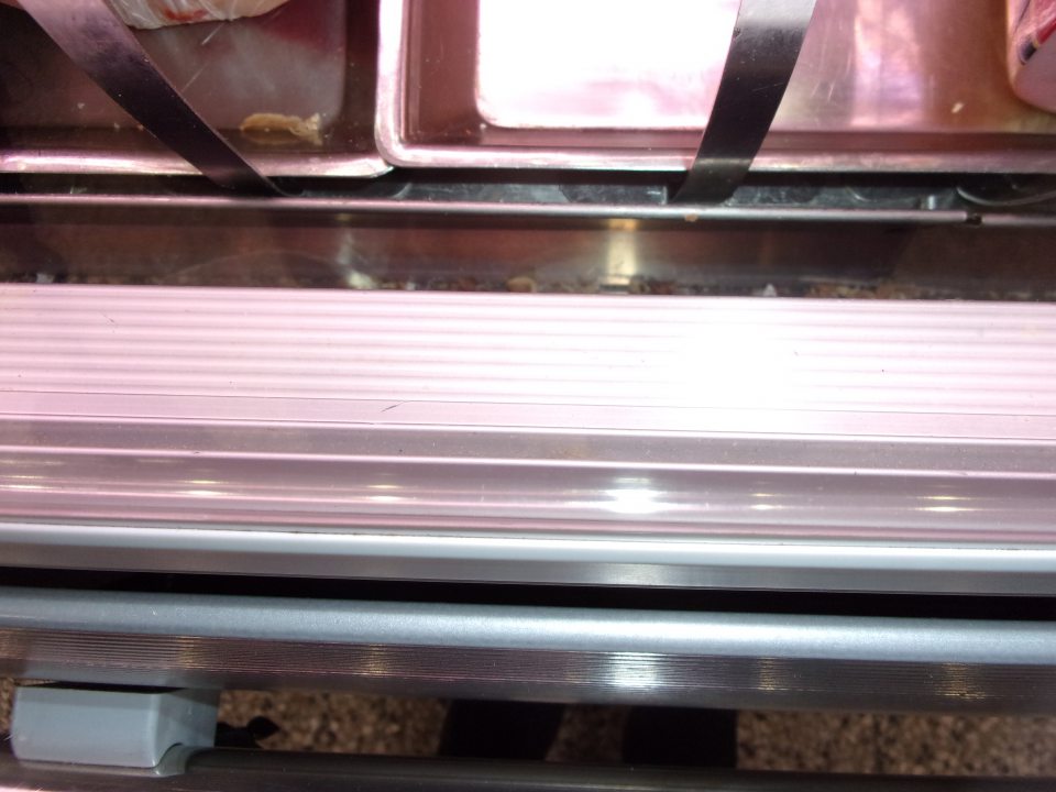 Napadané nečistoty v chladiacej vitríne.