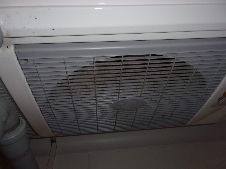 Znečistené kryty ventilátorov v chladiacich boxoch.