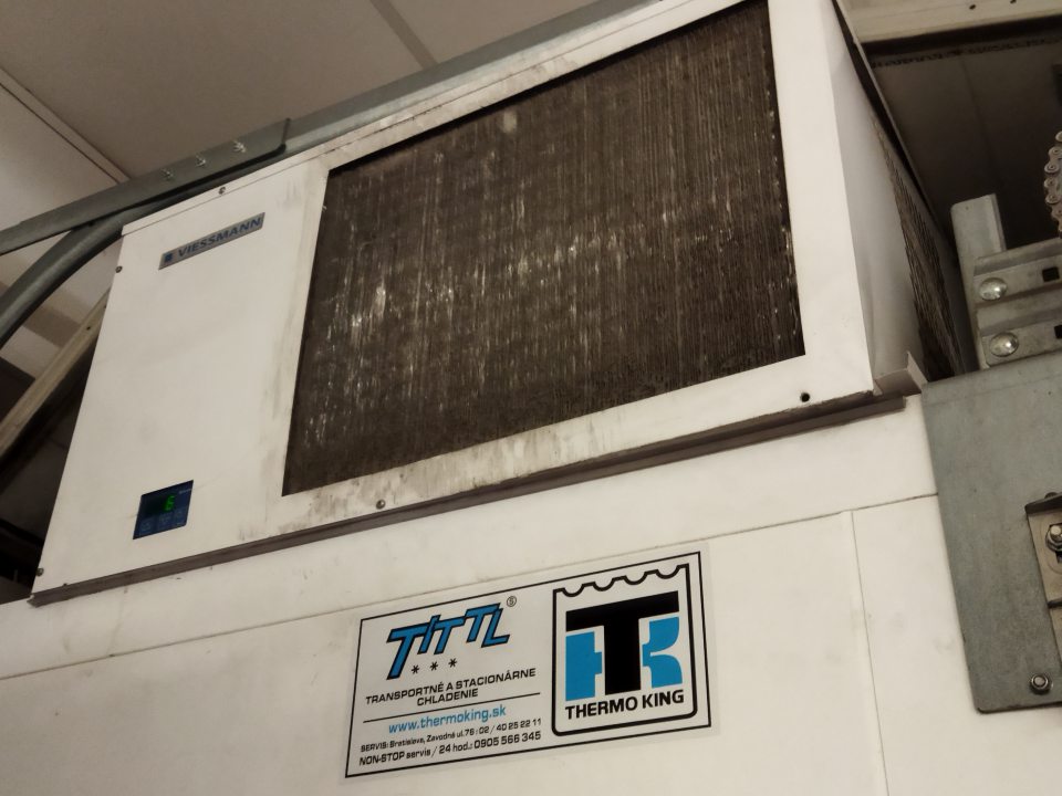 znečistená ventilačná mriežka na chladiacom agregáte, umiestnenom v sklade prevádzky (chladený box skladu)