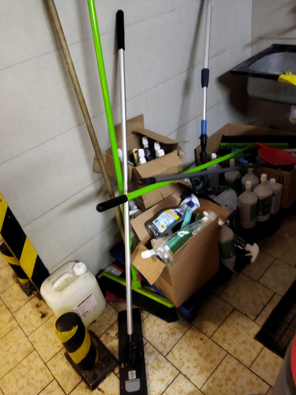 Neporiadok v osobitnom priestore na uloženie čistiacich a sanitačných prostriedkov a pomôcok.