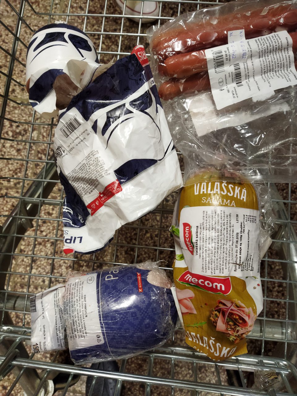 predaj 4 druhov mäsových výrobkov, určených na porciovanie v prítomnosti zákazníka, po uplynutí primerane skráteného dátumu spotreby po otvorení obalu