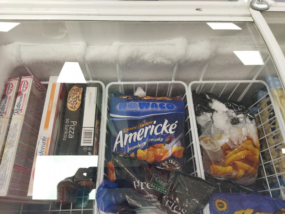 značná vrstva námrazy v mraziacich zariadeniach predajne