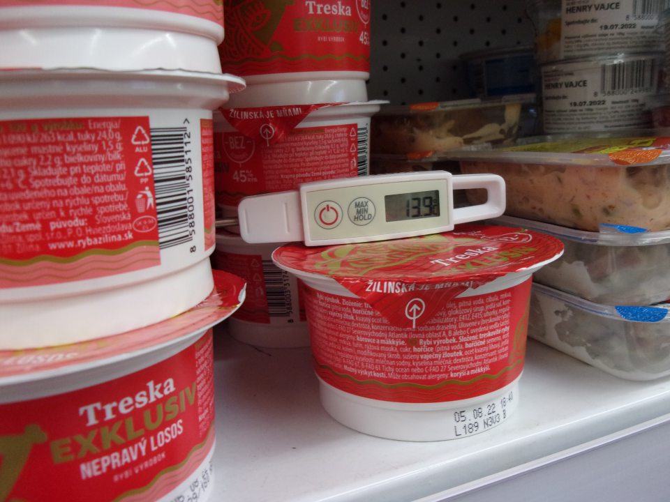 Porušenie teplotného reťazca v chladiacej vitríne na predajnej ploche.