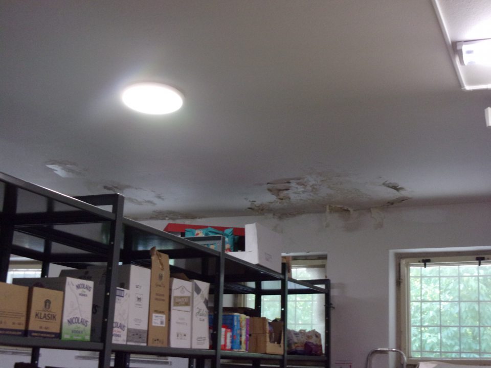 Zatečený strop a opadajúca omietka v sklade.