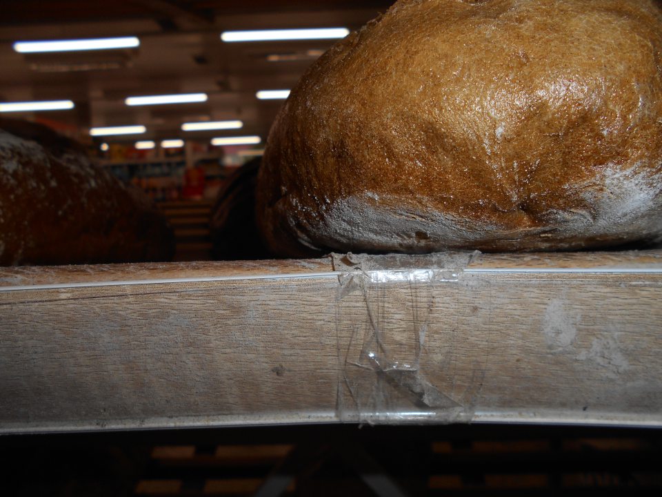Hygienicky nevyhovujúci stav líšt na zariadení na predaj chleba.