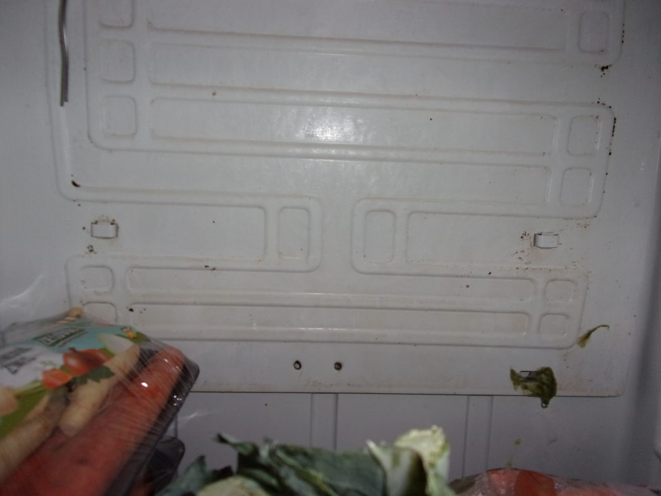 Znečistené chladiace zariadenie na predajnej ploche.