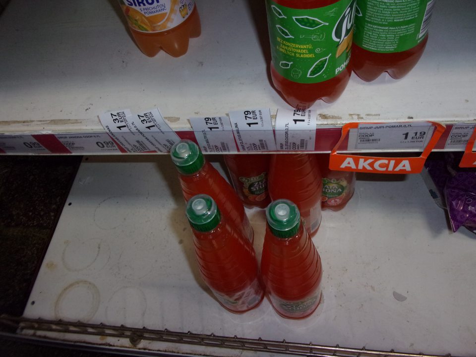 Znečistený regálový systém na predajnej ploche.