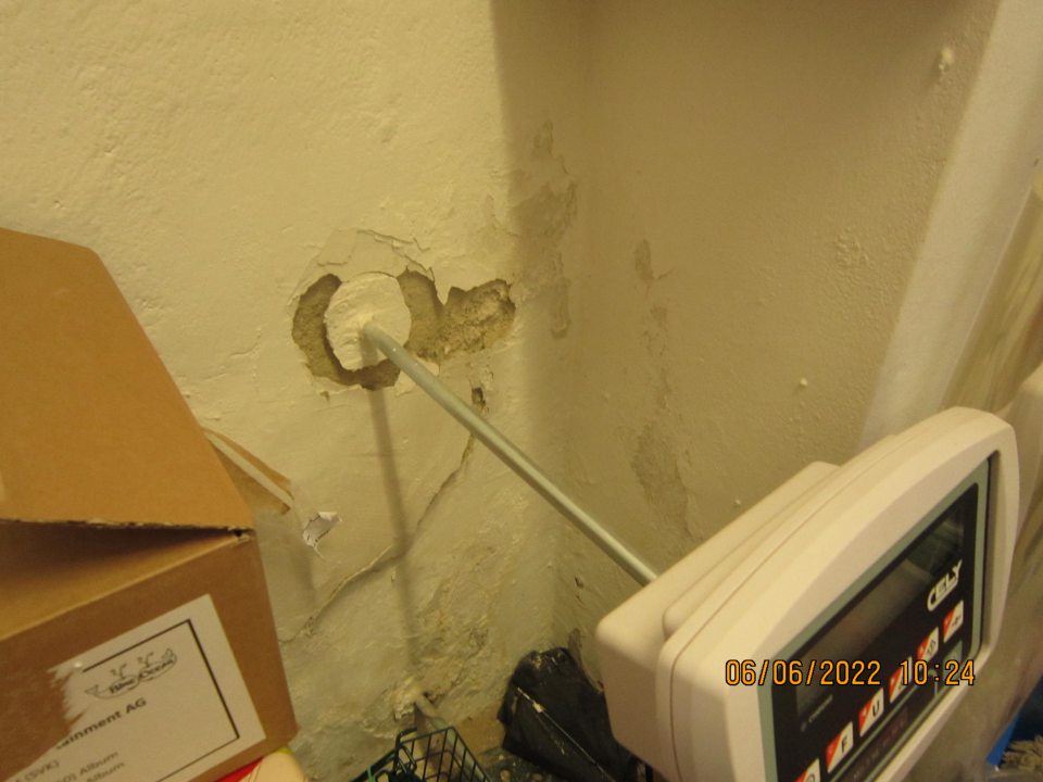 Poškodená omietka v sklade