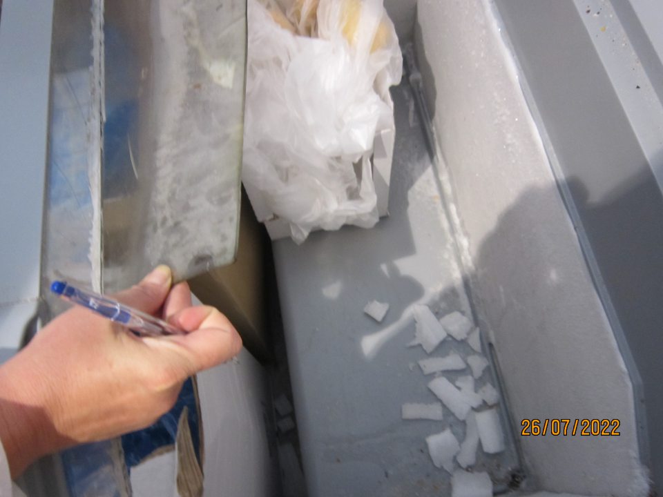 Opadaná námraza na bokoch a dne mraziaceho zariadenia.