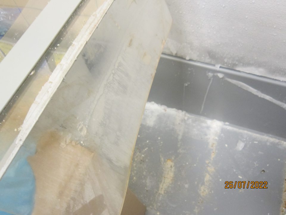 Znečistené gumové pásy na dverách krytov mraziacich zariadení.