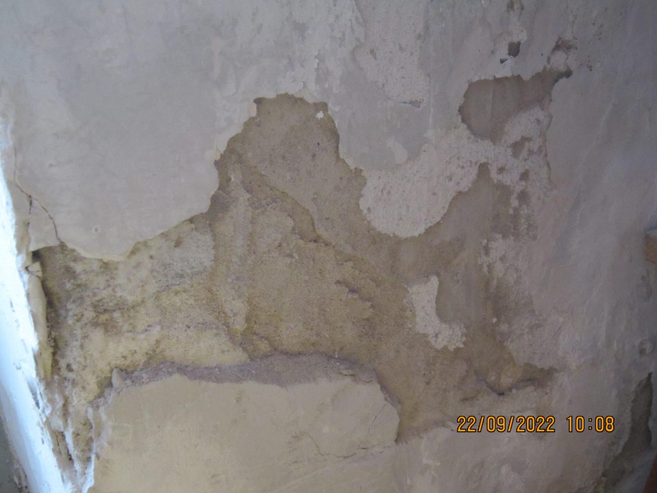 omietka opadáva, je necelistva