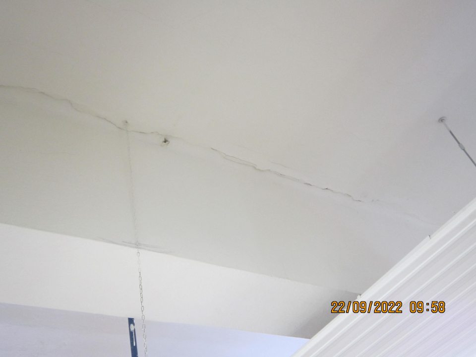 Na strope predajnej plochy je prítomné poškodenie stropu po zatečení a praskliny.