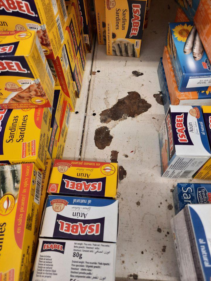 necelistvý kontaktný povrch regálov s výskytom korózie na predajnej ploche