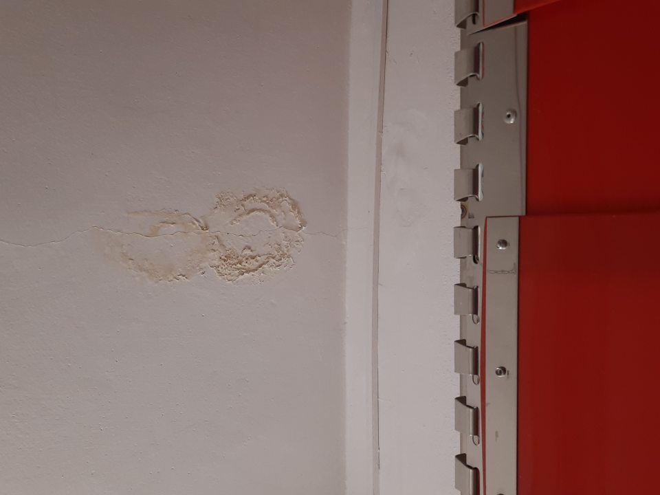 poškodenie časti steny v zázemí mäsového pultu