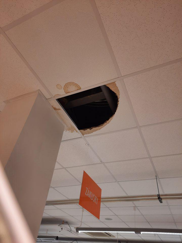 Chýbajúce, zatečené stropné kazety v predajni