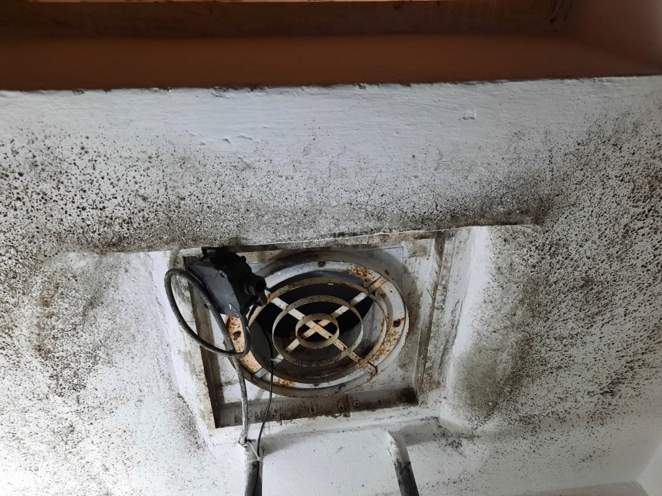 Znečistenie stien, stropu a chladiacej jednotky chladiaceho zariadenia