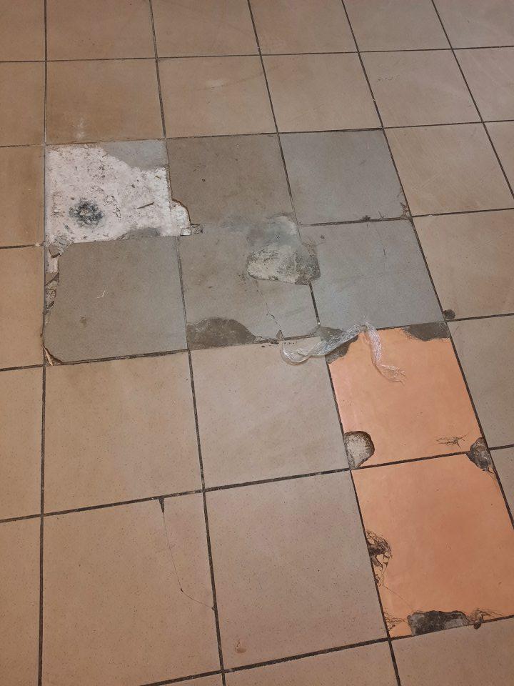 Poškodenie celistvosti podlahy v sklade