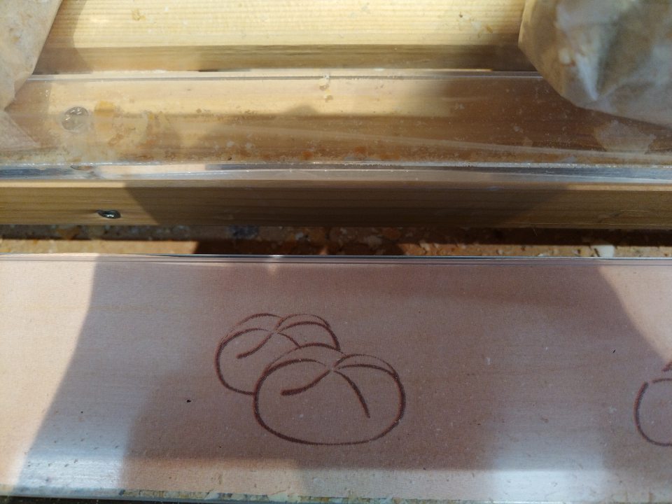 Znečistené regály s pekárenskými výrobkami.