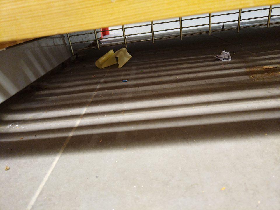 Znečistená podlaha v predajni.