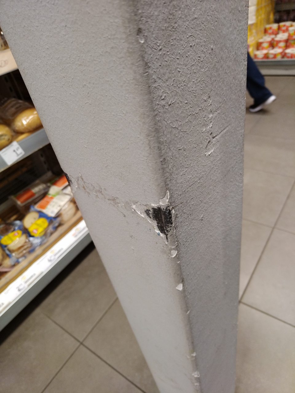 Poškodený stĺp v predani.