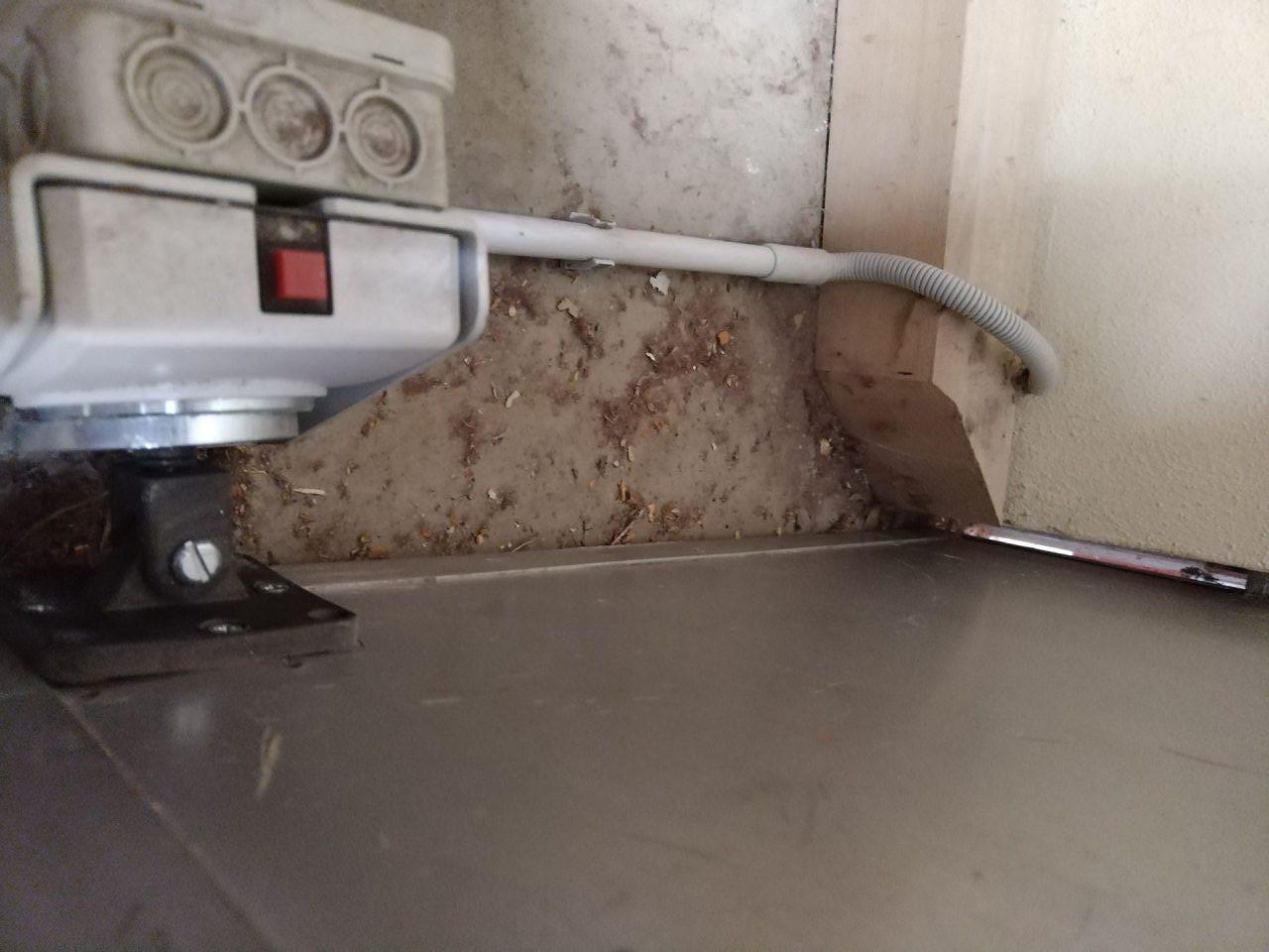 V skladovacích priestoroch znečistené podlahy.