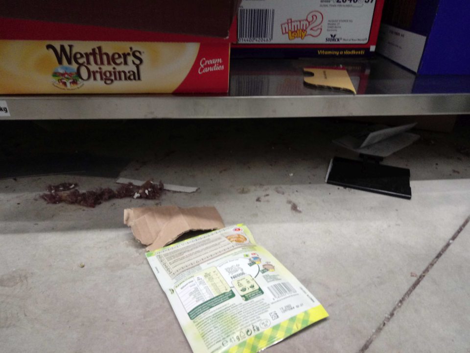 Znečistená podlaha v sklade potravín.