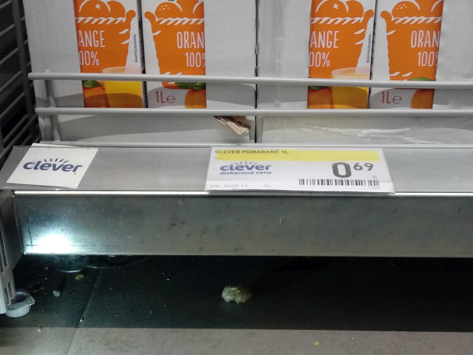 Znečistená podlaha na predajnej ploche.