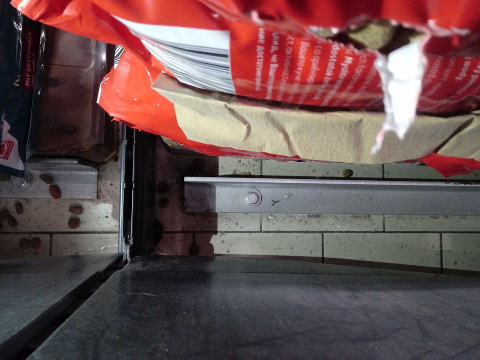 Znečistená podlaha s výskytom exkrementov hlodavcov v priestore predaja krmív pre spoločenské zvieratá