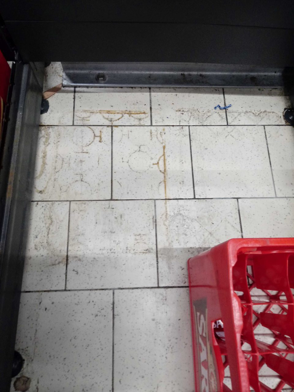  Znečistená podlaha na predajnej ploche.