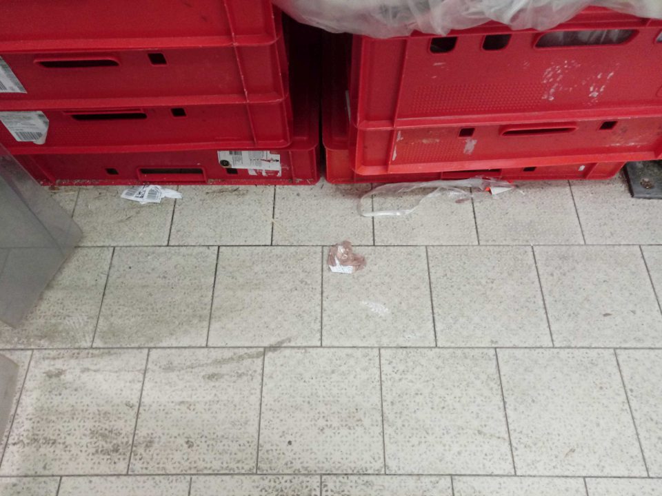  Znečistená podlaha v sklade potravín.