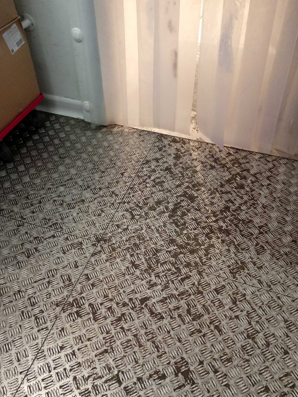  Silne znečistená podlaha v sklade potravín.