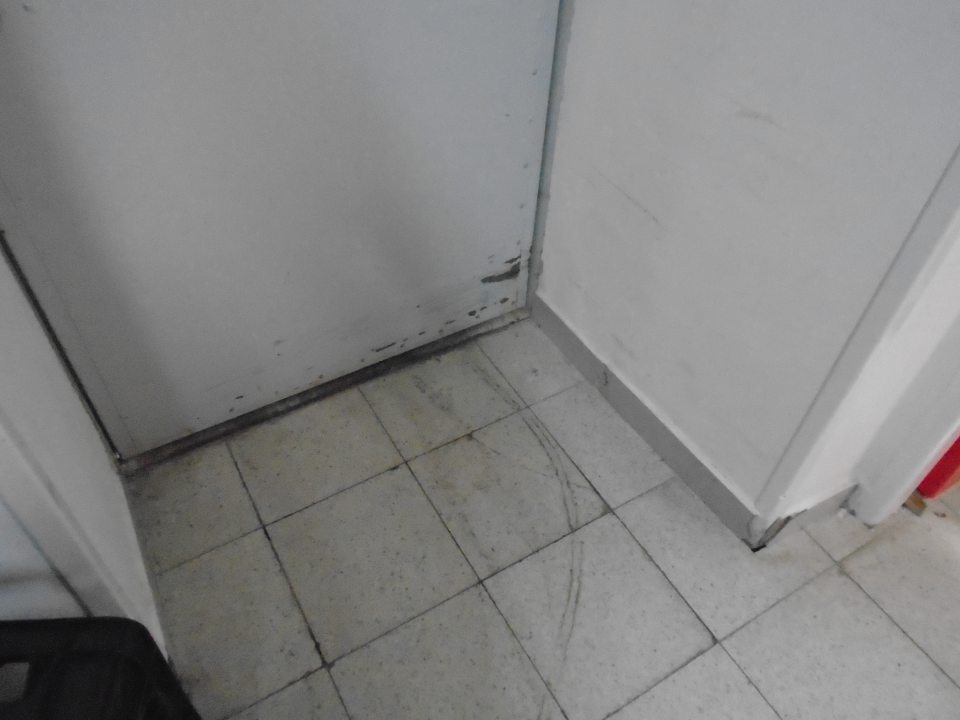 nevyhovujúci stav podlahy 