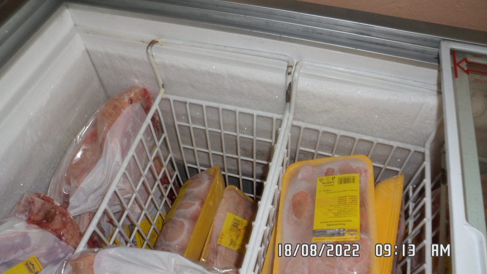  mraziace zariadenie pokryté väčším množstvom ľadu