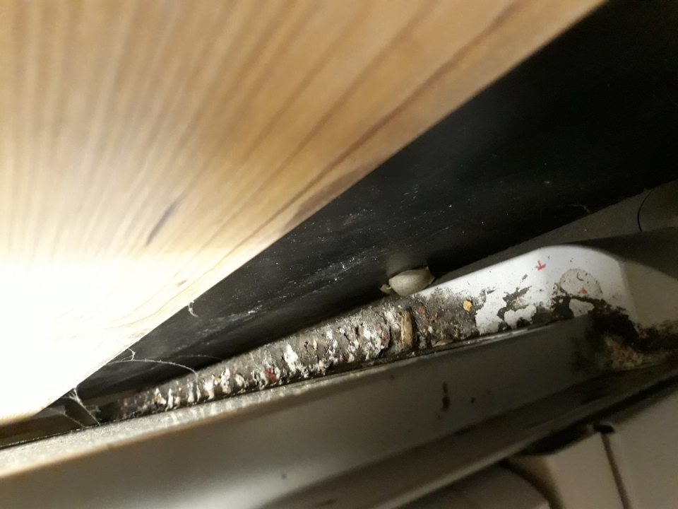 Hrana bočnej steny chladiaceho zariadenia silne znečistená hrubou vrstvou usadenej špiny, prachom a mechanickými nečistotami.