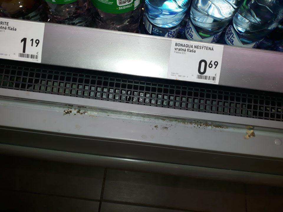Kovová konštrukcia v chladiacom zariadení pokrytá porastom plesní.