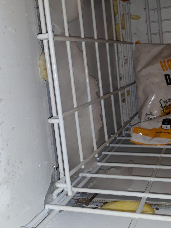 Na predajnej ploche v mraziacom zariadení na vystavovanie a predaj hlbokozmrazeného polotovaru – pizza, hranolčeky, úložná plocha, priestor medzi úložnou plochou a stenou znečistené špinou, prachom, mechanickými nečistotami a zvyškami predávaného tovaru.
