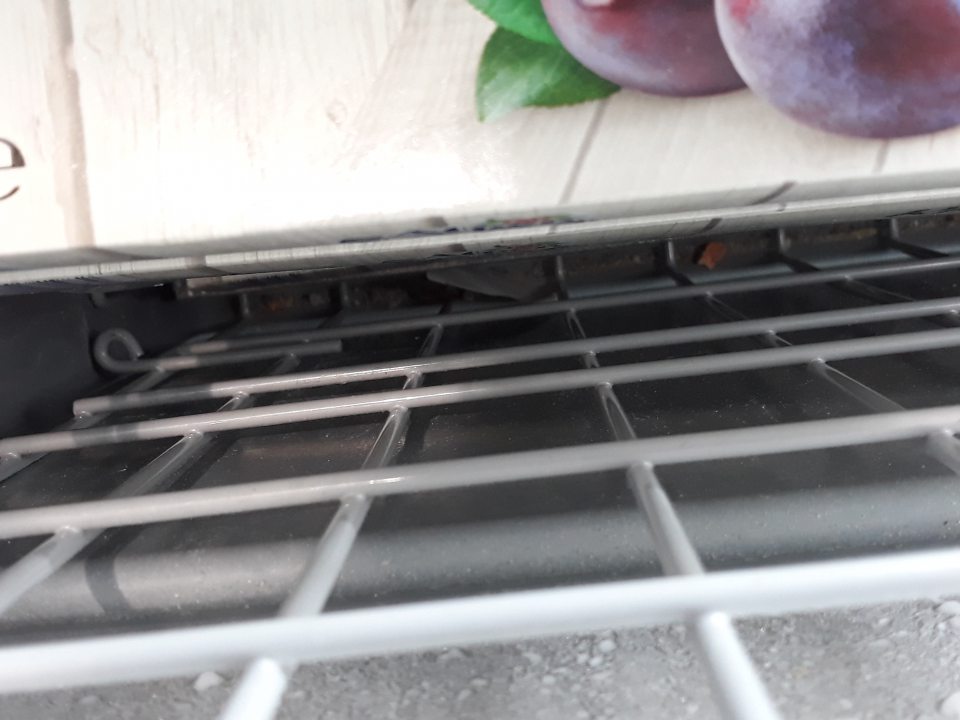 Silne znečistené dno úložnej plochy mraziaceho zariadenia pre predaj hlbokozmrazeného polotovaru-kysnuté knedle.