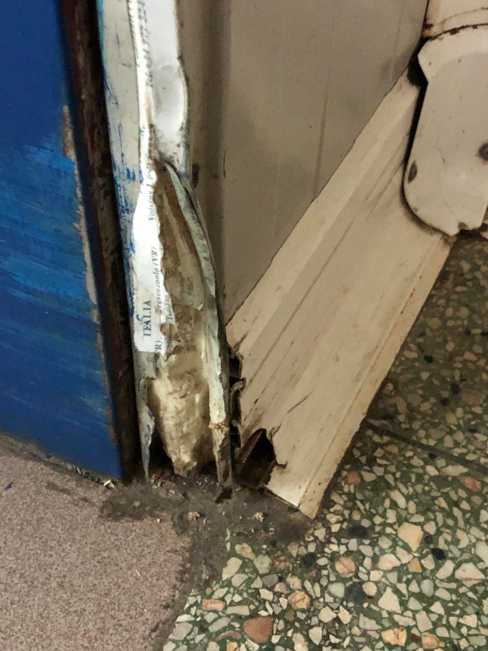 Dvere v spodnej časti do chladiaceho boxu slúžiaceho na skladovanie mliečnych výrobkov a kvasenej kapusty boli porušené, opotrebované.