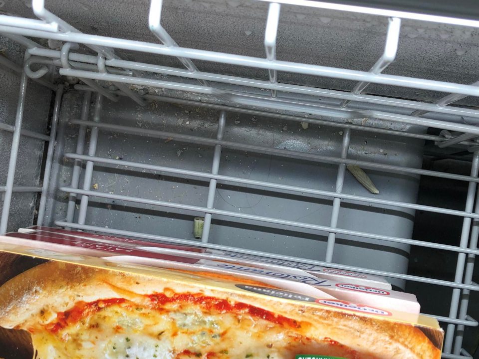 Úložná plocha v mraziacom zariadení slúžiacom na vystavovanie a predaj hlbokozmrazeného polotovaru- pizza je znečistená zvyškami predávaného tovaru, mechanickými nečistotami a prachom.