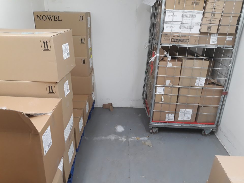 Podlaha v mraziacom boxe slúžiacom na skladovanie hlbokozmrazeného pekárskeho  polotovaru je silne znečistená zvyškami skladovaného tovaru s výskytom námrazy.