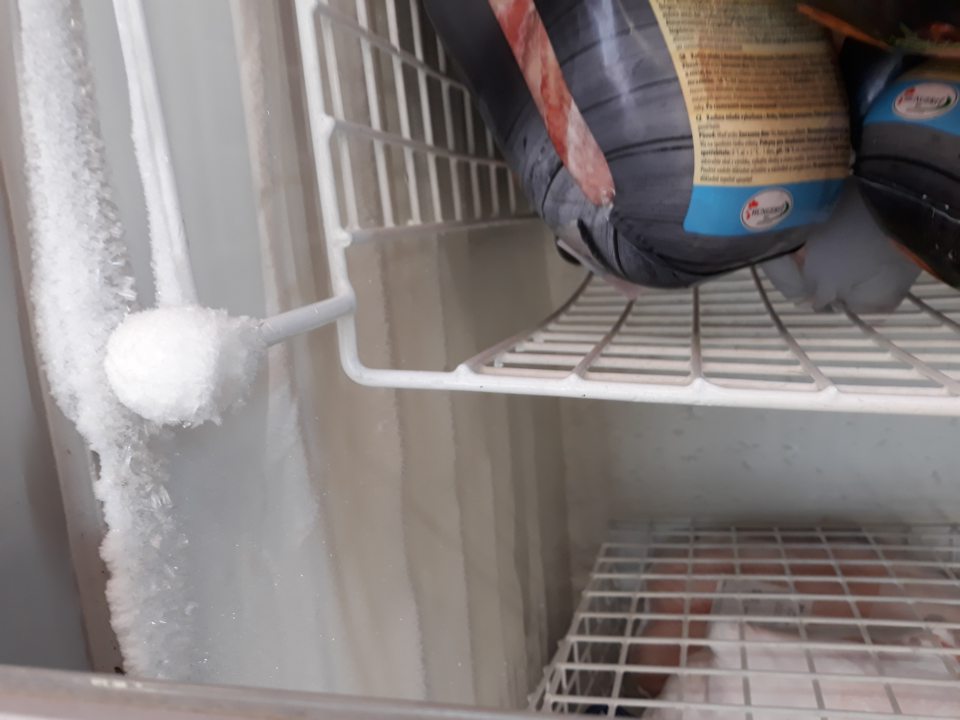 V mraziacom zariadení slúžiacom na vystavovanie a predaj hlbokozmrazených hús, morských plodov a kreviet je  zistený silný výskyt námrazy.